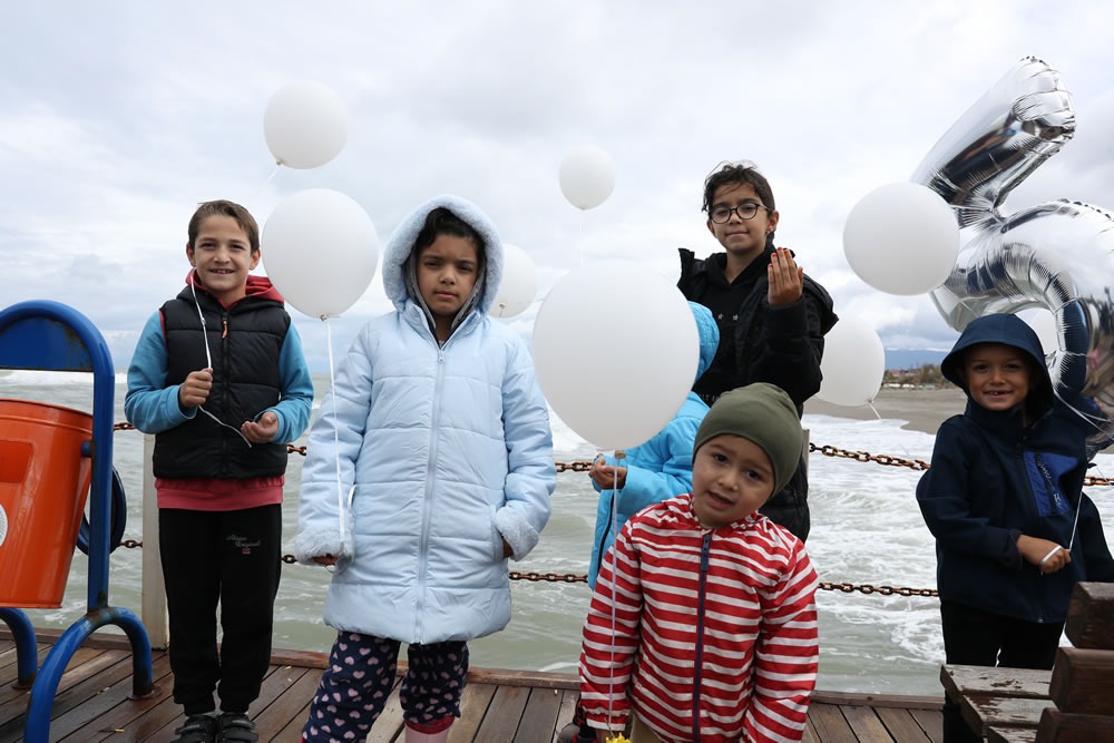 Sakarya'da çocuklar, İsrail'in saldırılarında hayatlarını kaybeden Filistinli akranları için gökyüzüne balon bıraktı